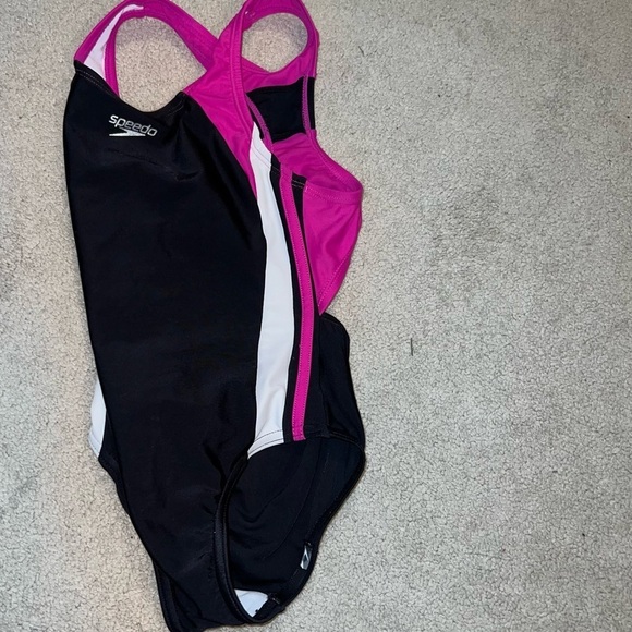 QUALITY Girl’s Speedo fuchsia, black and white one-piece bathing suit 🩱 - Picture 3 of 8